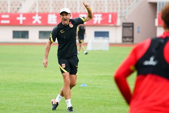 瑞安;雷诺兹手绘海报瑞恩;雷诺兹和导演肖恩;利维的另一部新片《分身人》正在后期制作中，原计划于7月4日上映，现改档至12月11日